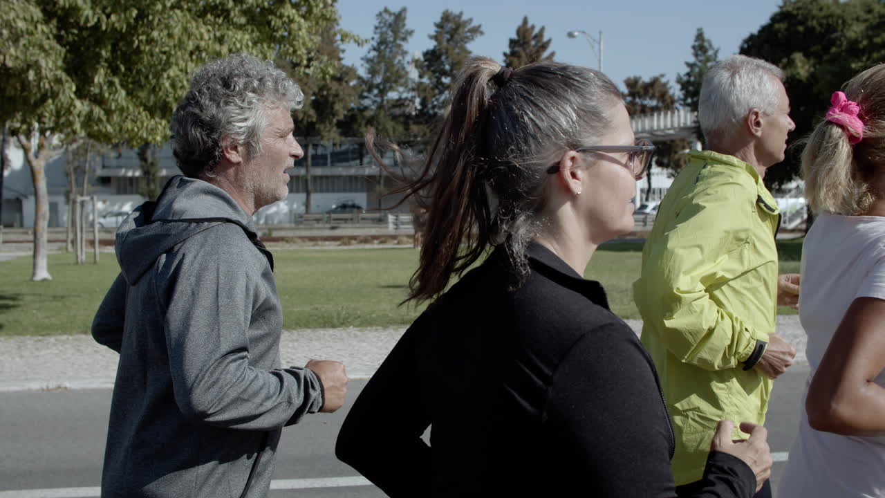 밖에서 조깅하는 활동적인 은퇴한 주자들