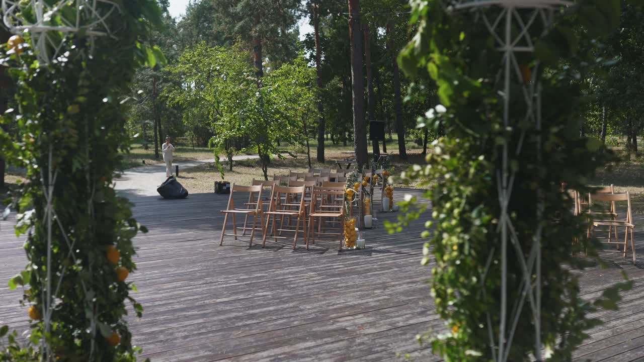 ceremonia de boda al aire libre en un bosque