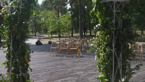 ceremonia de boda al aire libre en un bosque