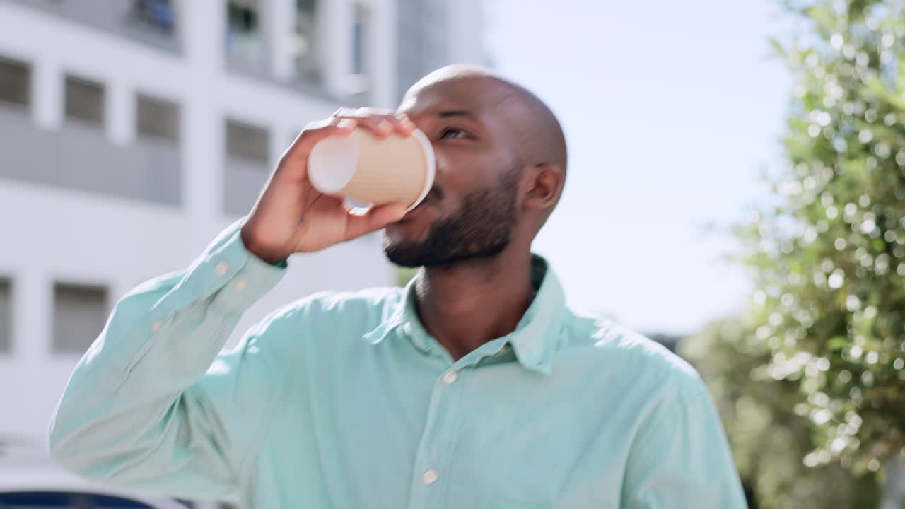 feliz, mañana y hombre negro bebiendo café