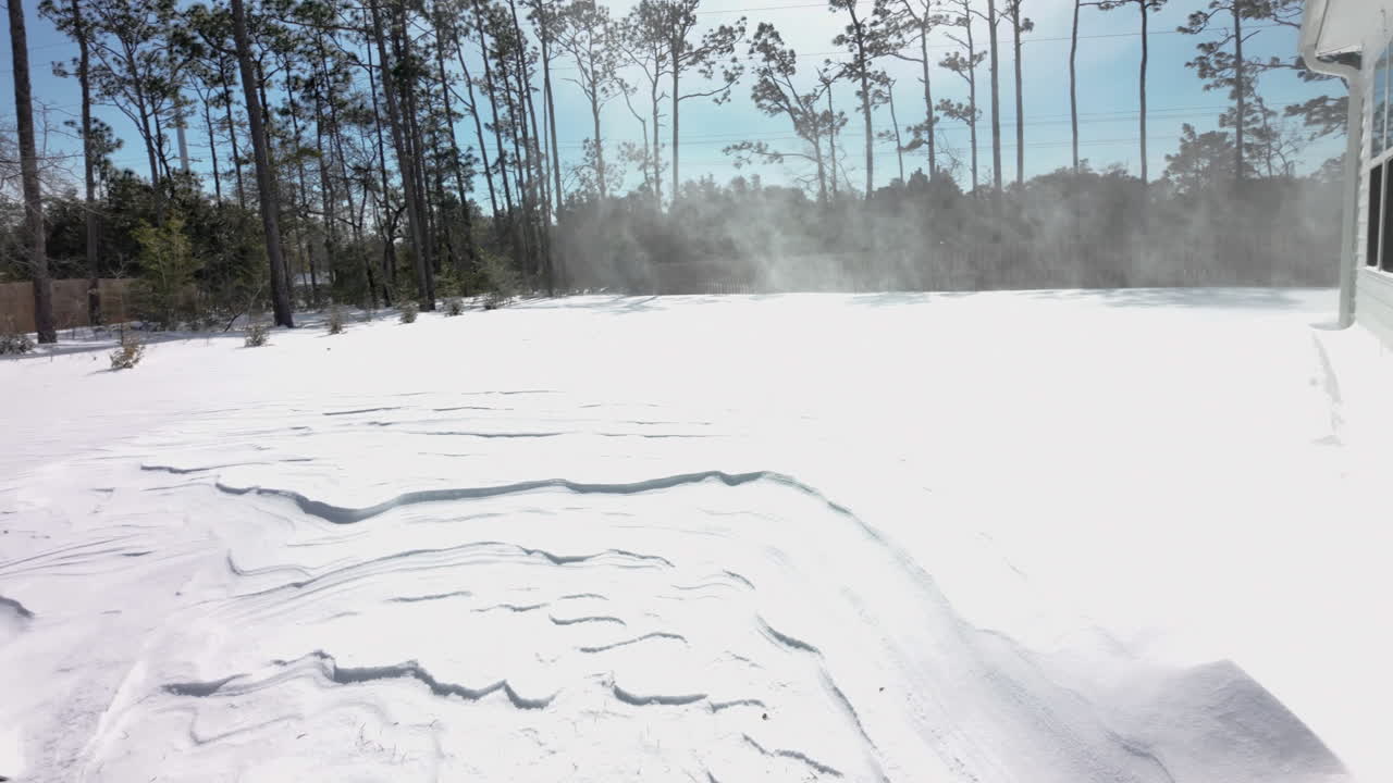 Snö på bakgården till ett hem i södra USA.