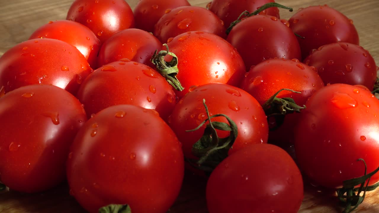 los tomates de cherie, disparando en el movimiento.
