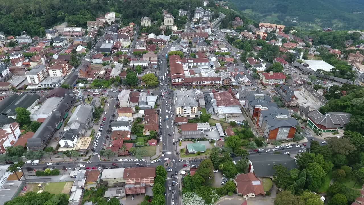 Ripresa aerea cinematografica da drone ad alta quota che rivela il centro di Gramado e si inclina verso le valli e le montagne distanti in Rio Grande do Sul, Brasile. Video di alta qualità a 1080p
