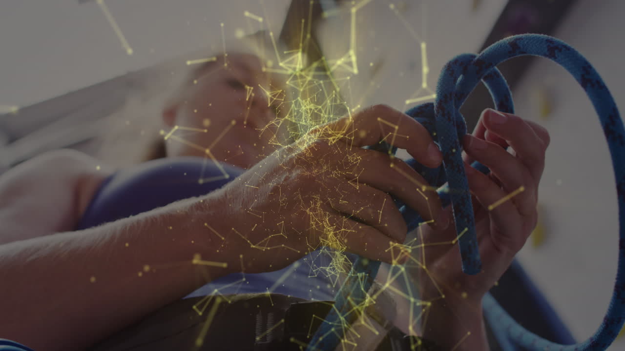 animación de procesamiento de datos sobre mujer caucásica escalando la pared