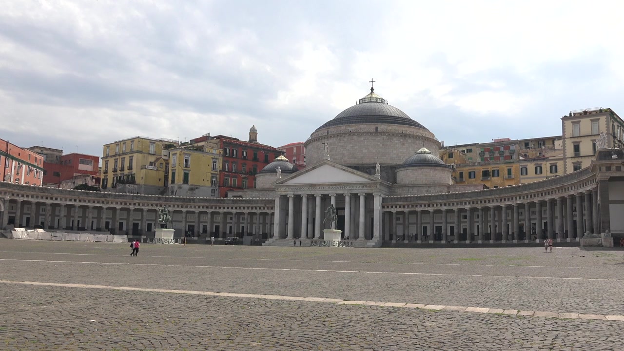 Piazza del Plebiscito i Napoli med San Francesco di Paola-kirken