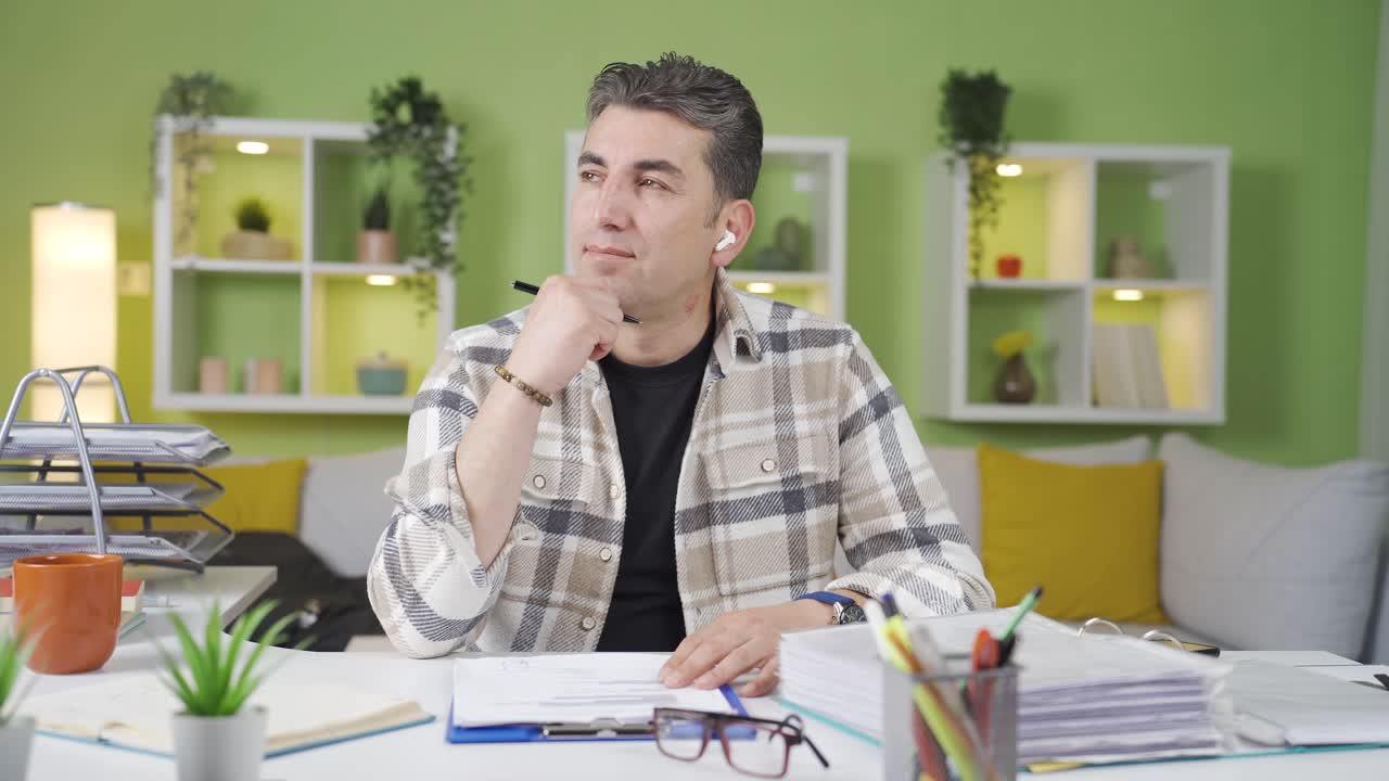 el hombre que trabaja en su oficina en casa es considerado.