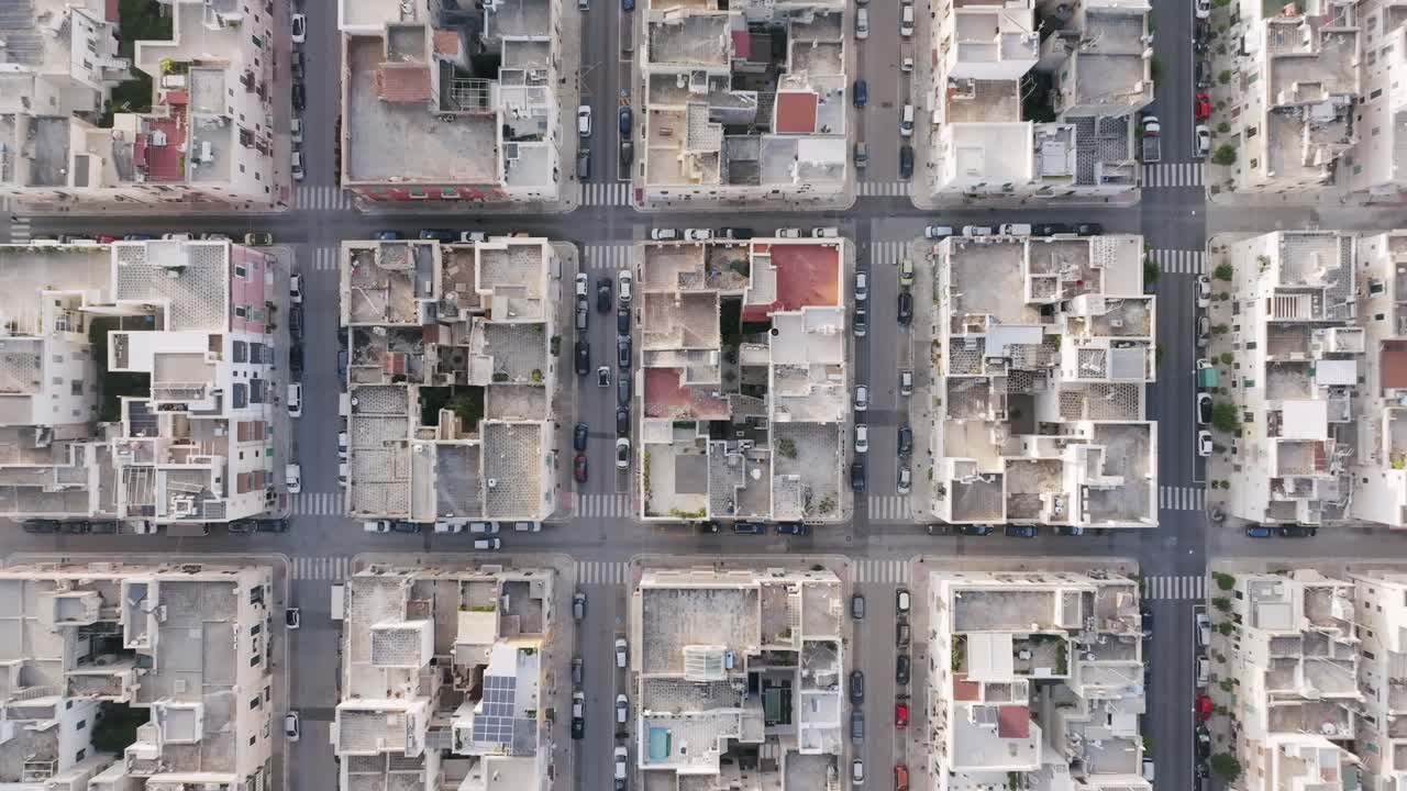 이탈리아의 모노폴리 (monopoli) 의 사각형 동네의 천천히 내려오는 공중 영상