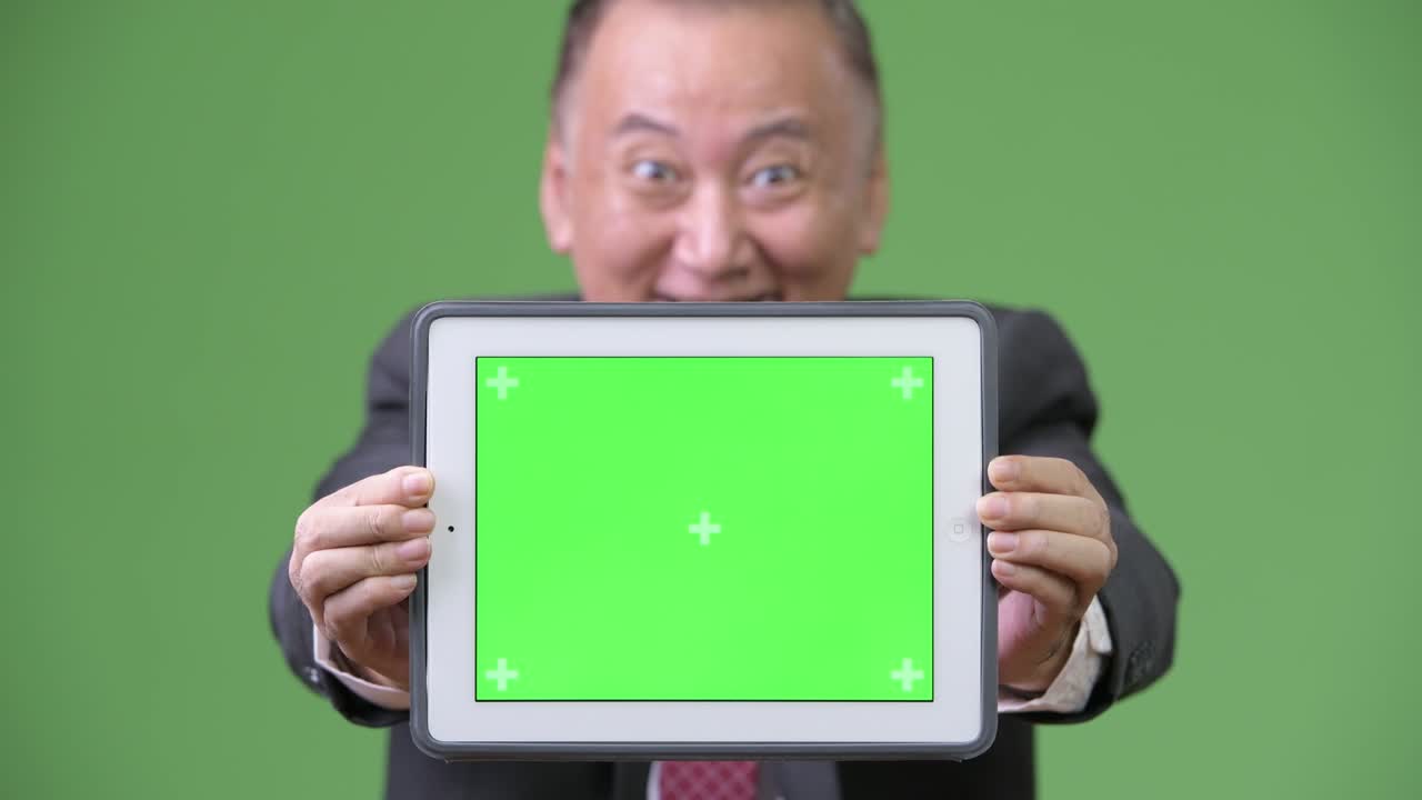 디지털 태블릿을 보여주는 성숙한 일본 사업가