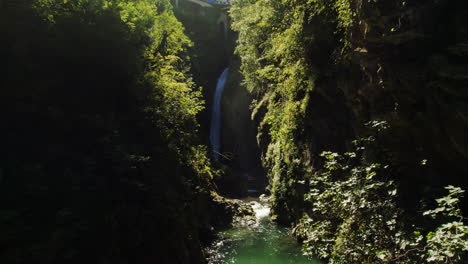 Cascada-En-Nesso,-Italia,-Al-Final-De-Un-Cañón