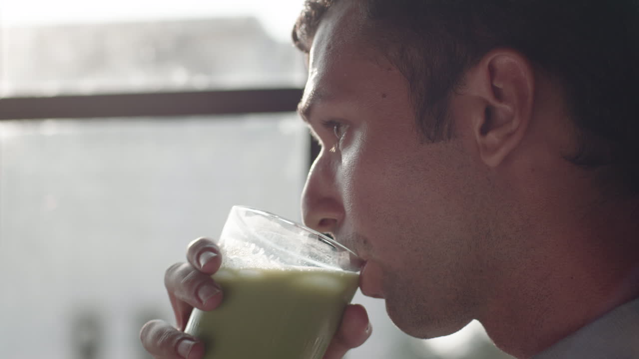 hombre bebiendo una bebida