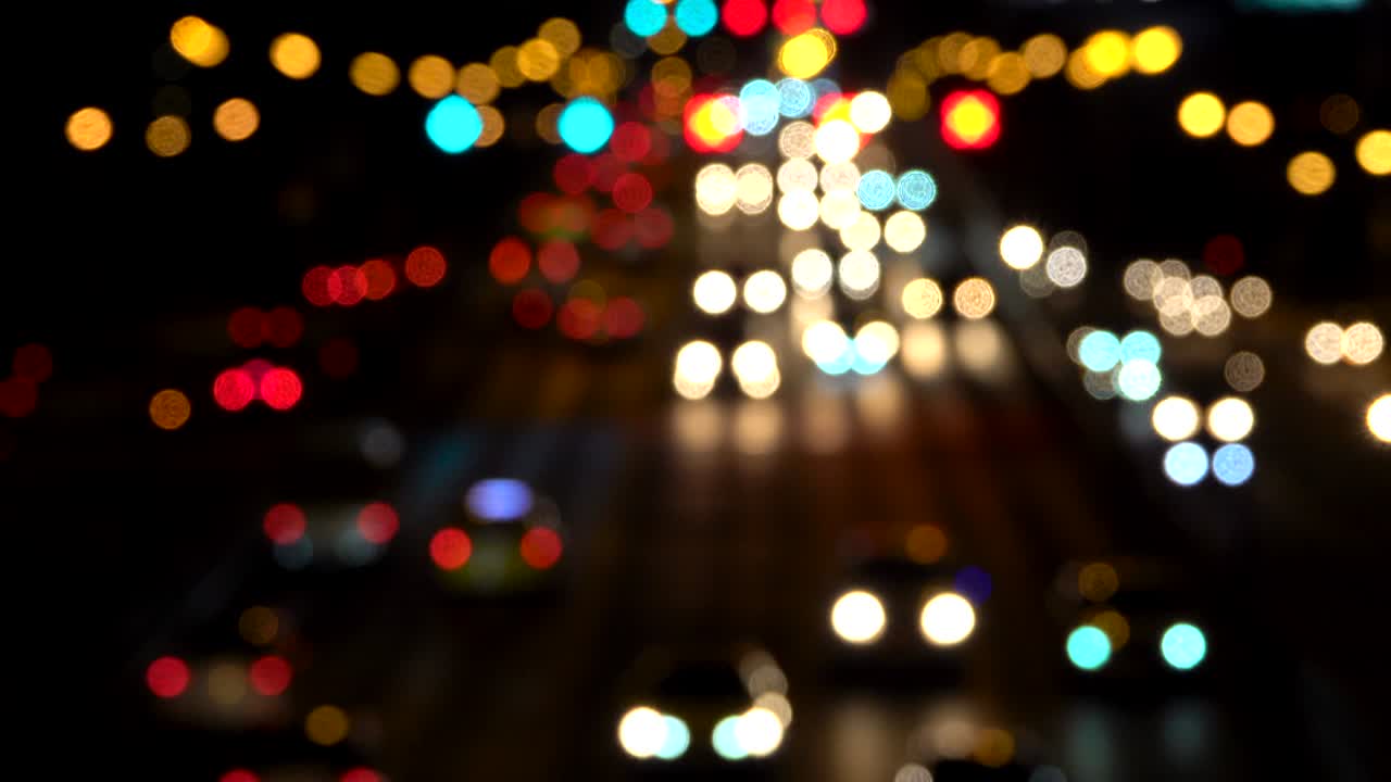 la ciudad nocturna está desfocada con un bonito bokeh y el típico ruido de la ciudad.