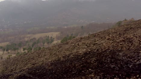 efecto de los cambios climáticos en las colinas después de que un incendio dejara la tierra destruida