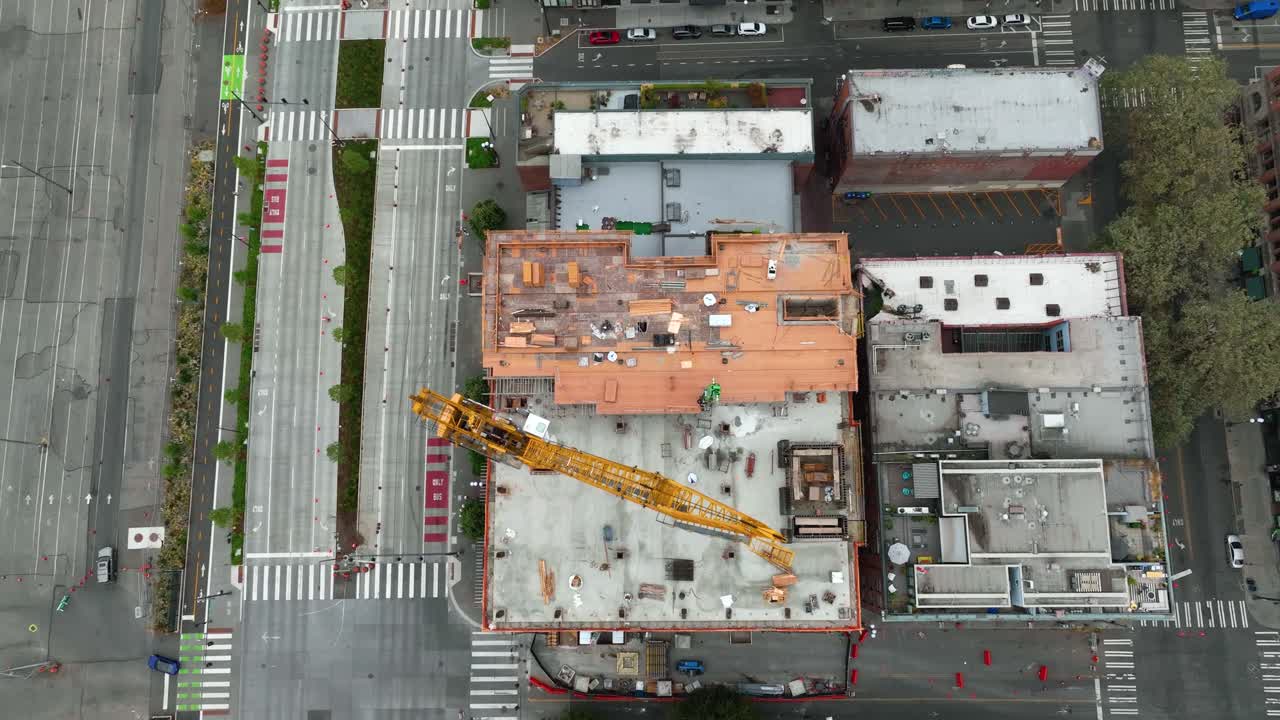 vista aérea de una grúa que construye un complejo de apartamentos en seattle