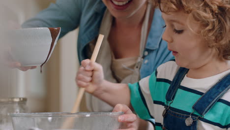 niño ayudando a su madre a hornear en la cocina mezclando ingredientes horneando cupcakes de chocolate preparando receta en casa