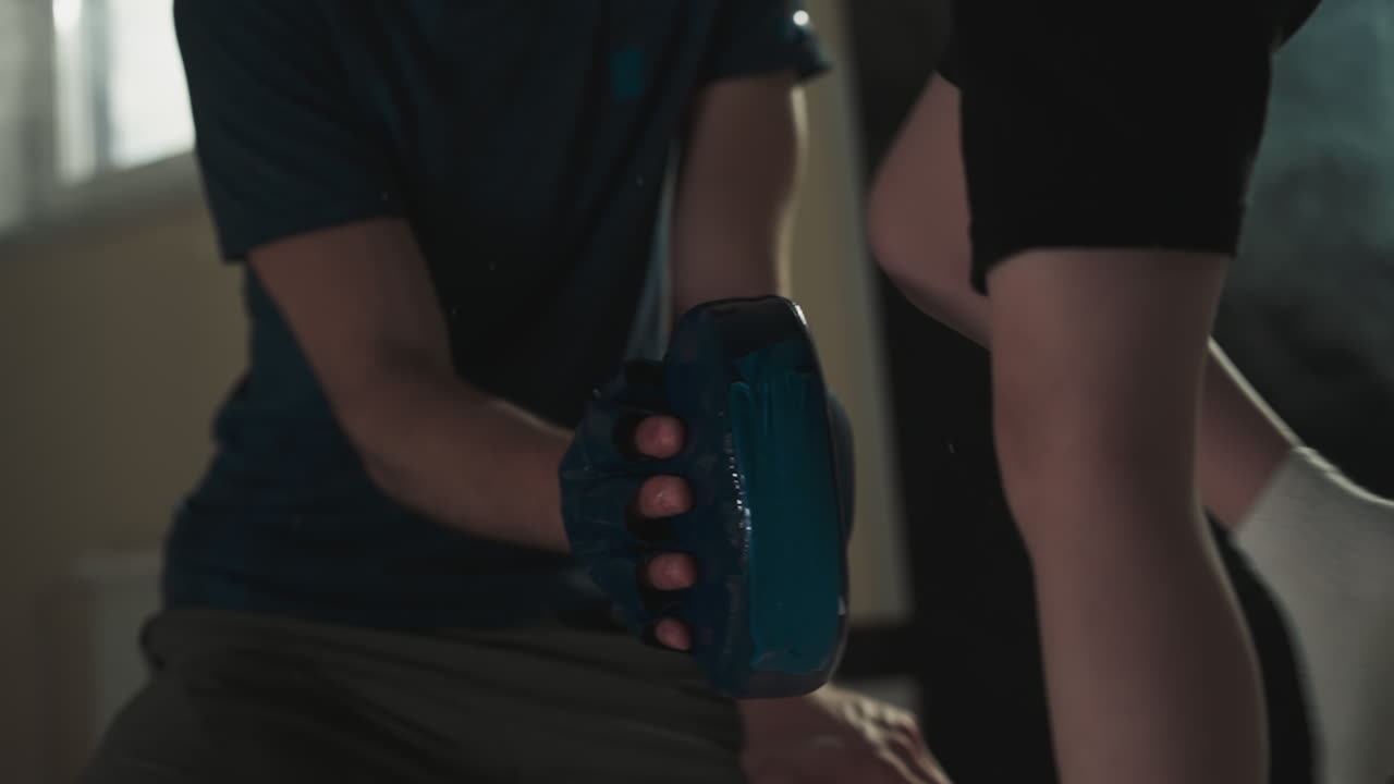 아이는 체육관에서 트레이너와 함께 손과 다리를 공격합니다. 키크박싱 선생님은 스포츠 학교에서 싸우기 위해 작은 소년을 훈련시니다. 무술 수업