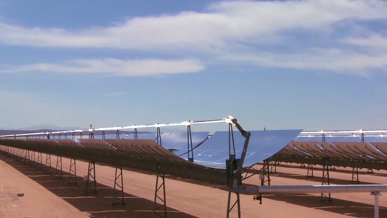 lapso de tiempo de las nubes sobre una granja generadora de energía solar en el desierto 1