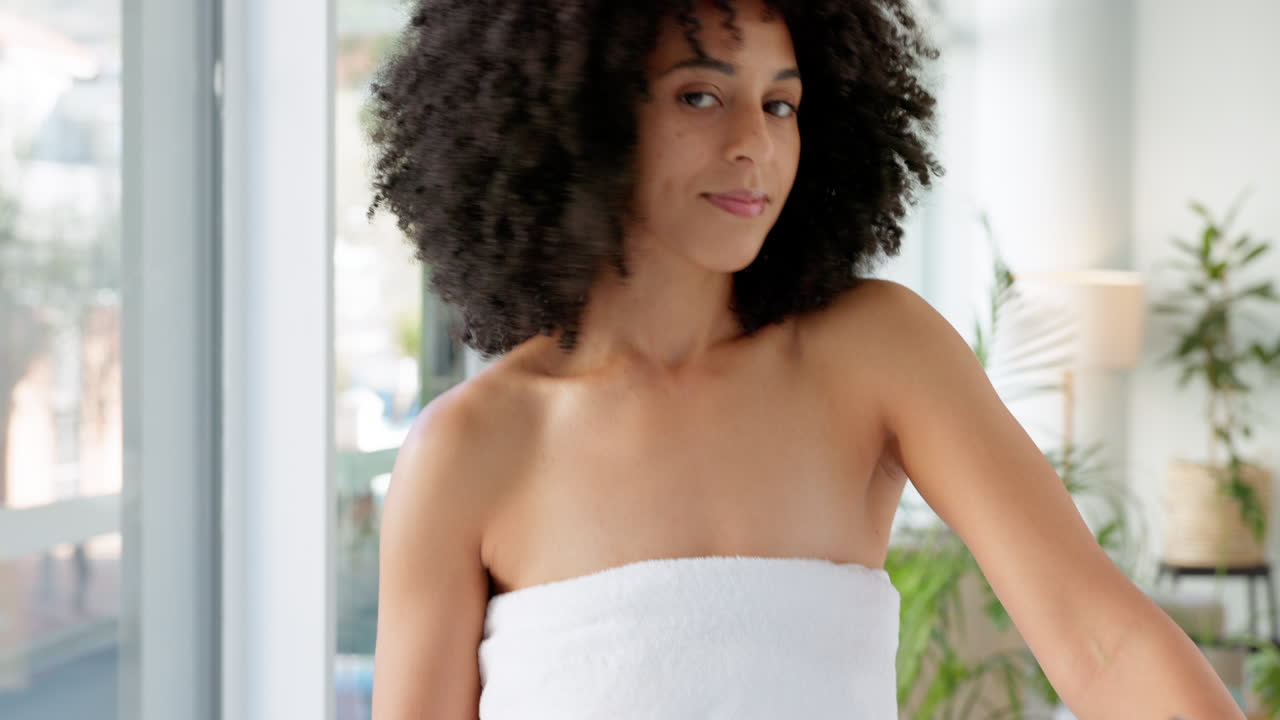 belleza, cuidado de la piel y mujer negra con crema facial