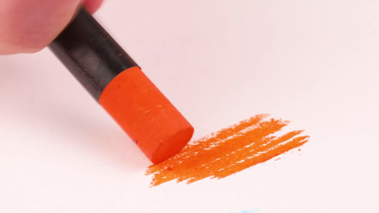 종이에 주황색 크레용으로 그리기