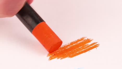 Dibujar-Con-Un-Crayón-Naranja-En-Una-Hoja-De-Papel