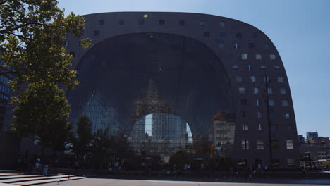 Die-Markthal-In-Rotterdam-An-Einem-Schön-Warmen-Sonnigen-Tag-Mit-Touristen