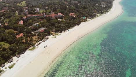 Playa-De-Mombasa-Durante-Una-Puesta-De-Sol-Nublada,-Con-Resorts-Al-Fondo