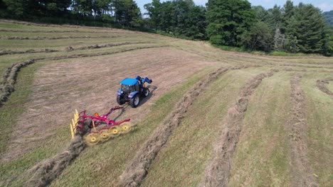 Empuje-Aéreo-Para-Heno-Siendo-Rastrillado-Desde-Un-Tractor-Cerca-De-Boone-Nc,-Carolina-Del-Norte