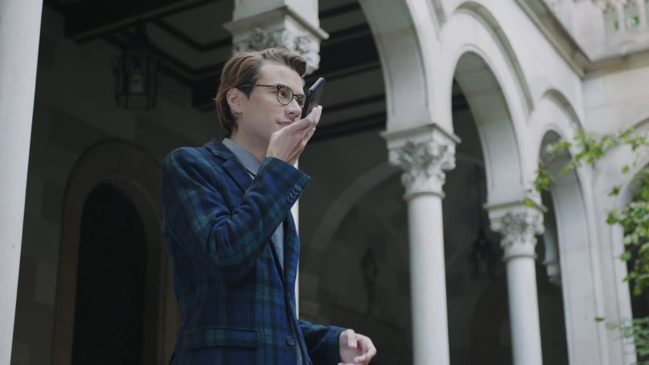 학생이 스마트폰에 음성 메시지를 녹음합니다.