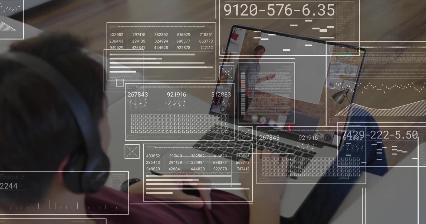 Adolescente fazendo login em aula ao vivo no laptop e aprendendo equações com sobreposições numéricas animadas.