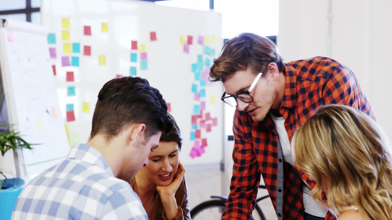 colegas interactuando entre sí