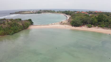 la hermosa playa de nusa dua en bali, indonesia, fue filmada con drones en 4k.