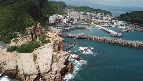 Antena-Cinematográfica-De-Drones-Del-Puerto-Pesquero-Y-La-Carretera-Costera-En-El-Norte-De-Taiwán-Por-Yehliu-Geopark-Cape