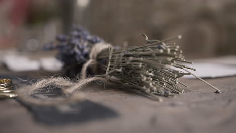 detalles rústicos de la boda con lavanda seca y anillos