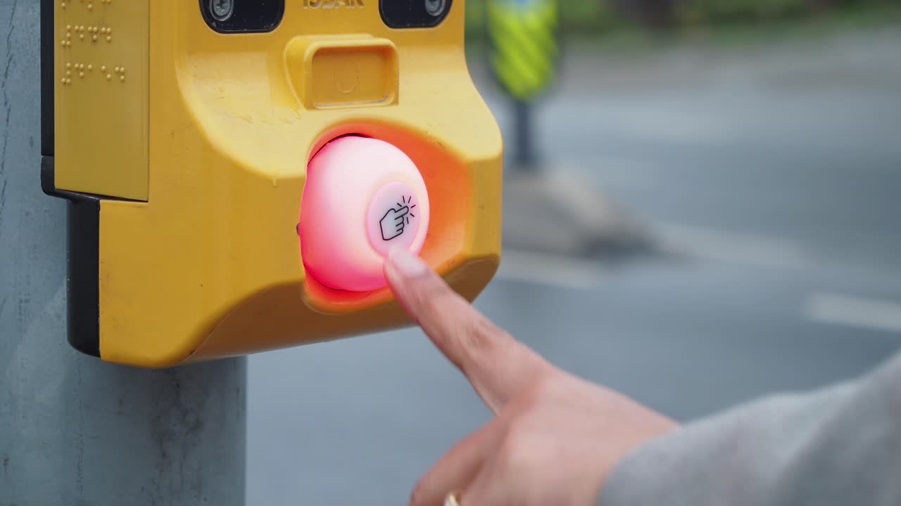 한 사람 이 단보도 버튼 을 누르다