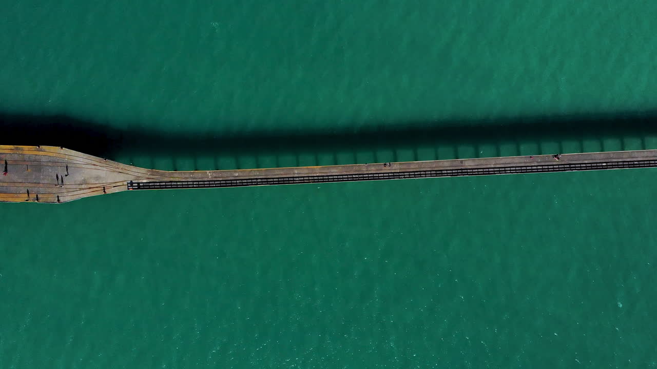 ⁇ 은 날 동안 긴 항구에서 산책을 즐기는 사람들의 위아래 공중 전망