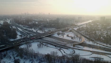 Panorama-Luftaufnahme-Der-Kreuzung-S8,-Mit-Verkehr-Zur-Hauptverkehrszeit-Mit-Eisiger,-Schneebedeckter-Straße-In-Der-Stadt-Warschau,-Polen