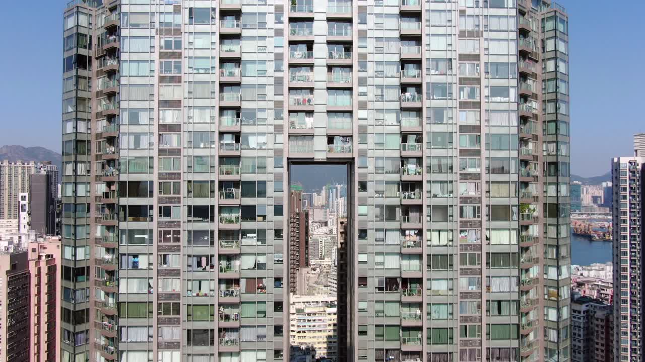 아름다운 날에 홍콩 시내 메가 주거용 고층 빌딩과 교통의 공중 촬영