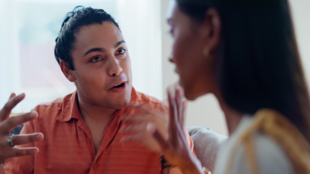 남자, 여자의 얼굴과 집에서 싸움을 외치