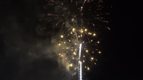 Fuegos-Artificiales-En-La-Noche-Con-Humo