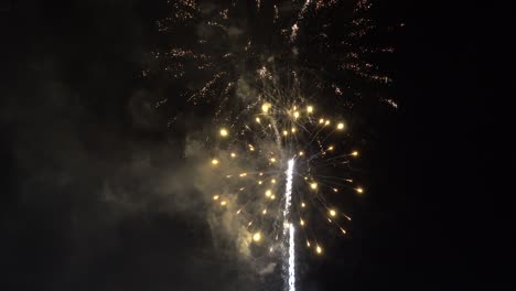 fuegos artificiales en la noche con humo
