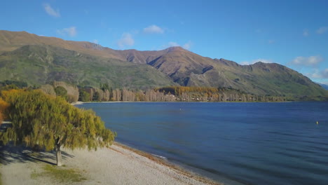 Plätscherndes-Wasser-Des-Lake-Wanaka-Am-Strand-An-Einem-Herbsttag