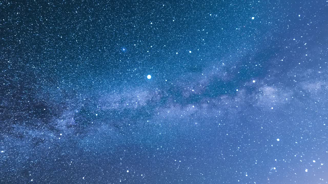 파란색 배경으로 빛나는 별들 사이에서 우주 여행 배경