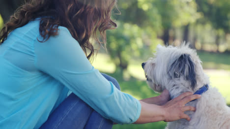 Frau-Spielt-Mit-Ihrem-Hund-Im-Park