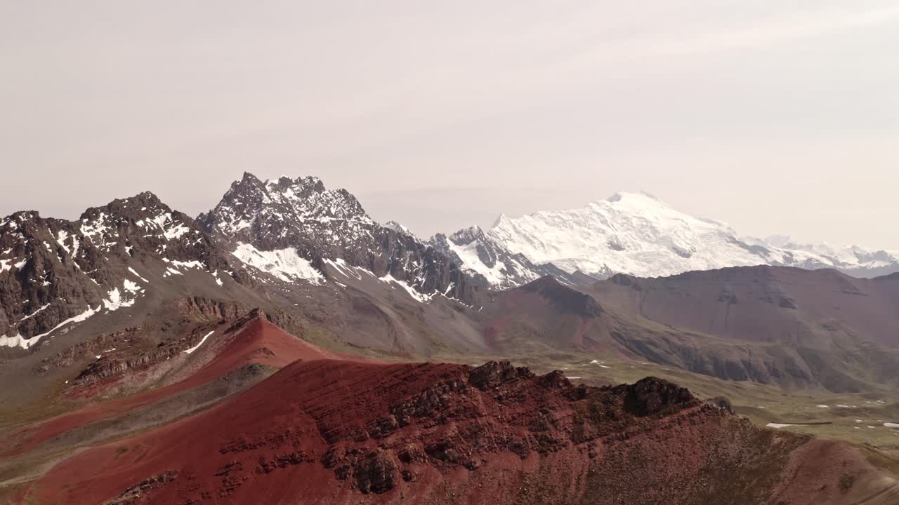 toma aérea de una montaña cubierta de nieve