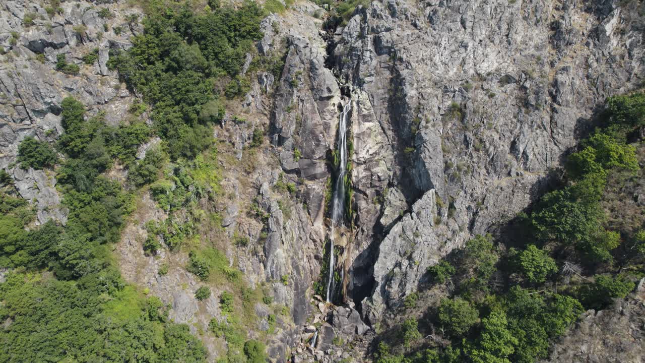 corriente de agua dulce, cascata da frecha da mizarela, arouca, portugal