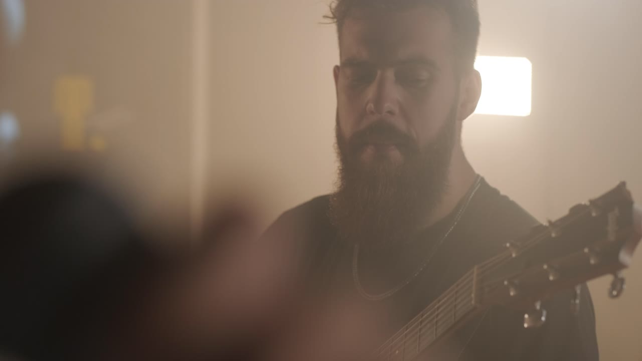 actuación en vivo de la banda con cantante, bajista, pianista, baterista y guitarrista