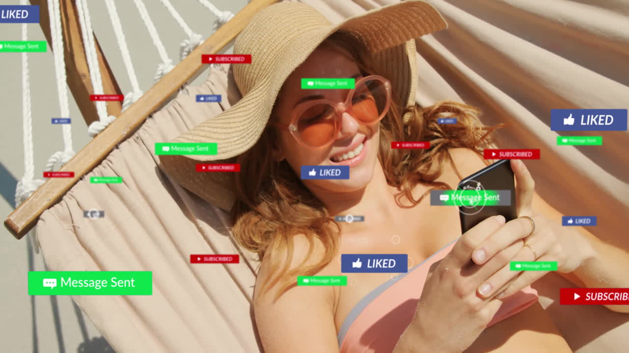 소셜 미디어 알림 애니메이션에서 여성이 스마트폰으로 햄록에서 휴식을 취하고 있습니다.