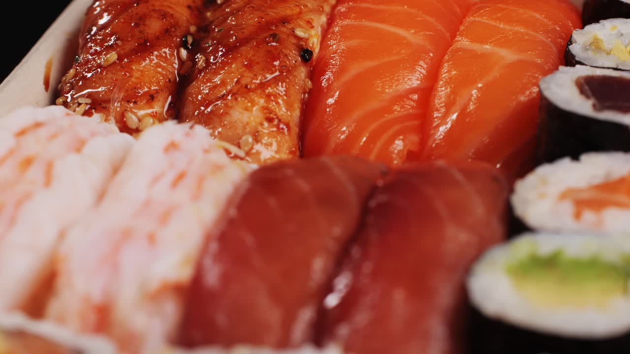 Verschiedene Sushi-Teller