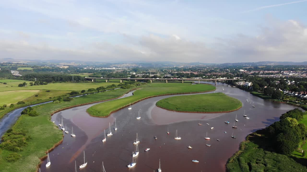 Vista aerea di barche a vela ancorate nel fiume Exe a Topsham