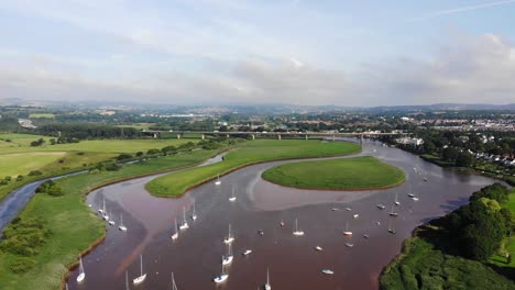 Antenne-über-Segelbooten,-Die-Im-Fluss-Exe-In-Topsham-Verankert-Sind