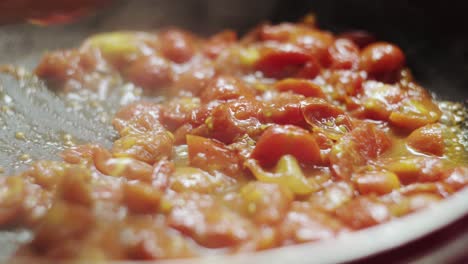 cocinar salsa de tomate en una sartén para el almuerzo